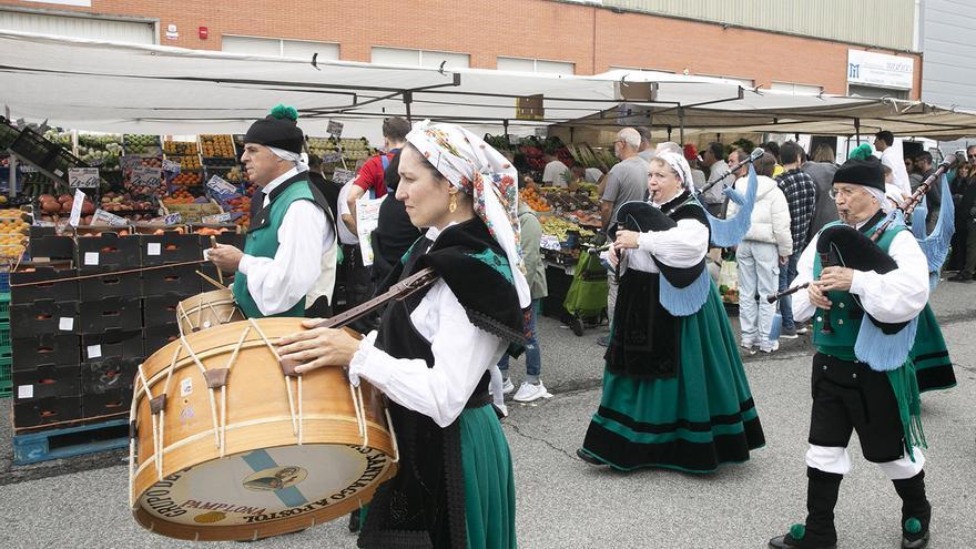 Música de txaranga femenina para amenizar el mercadillo de Landaben
