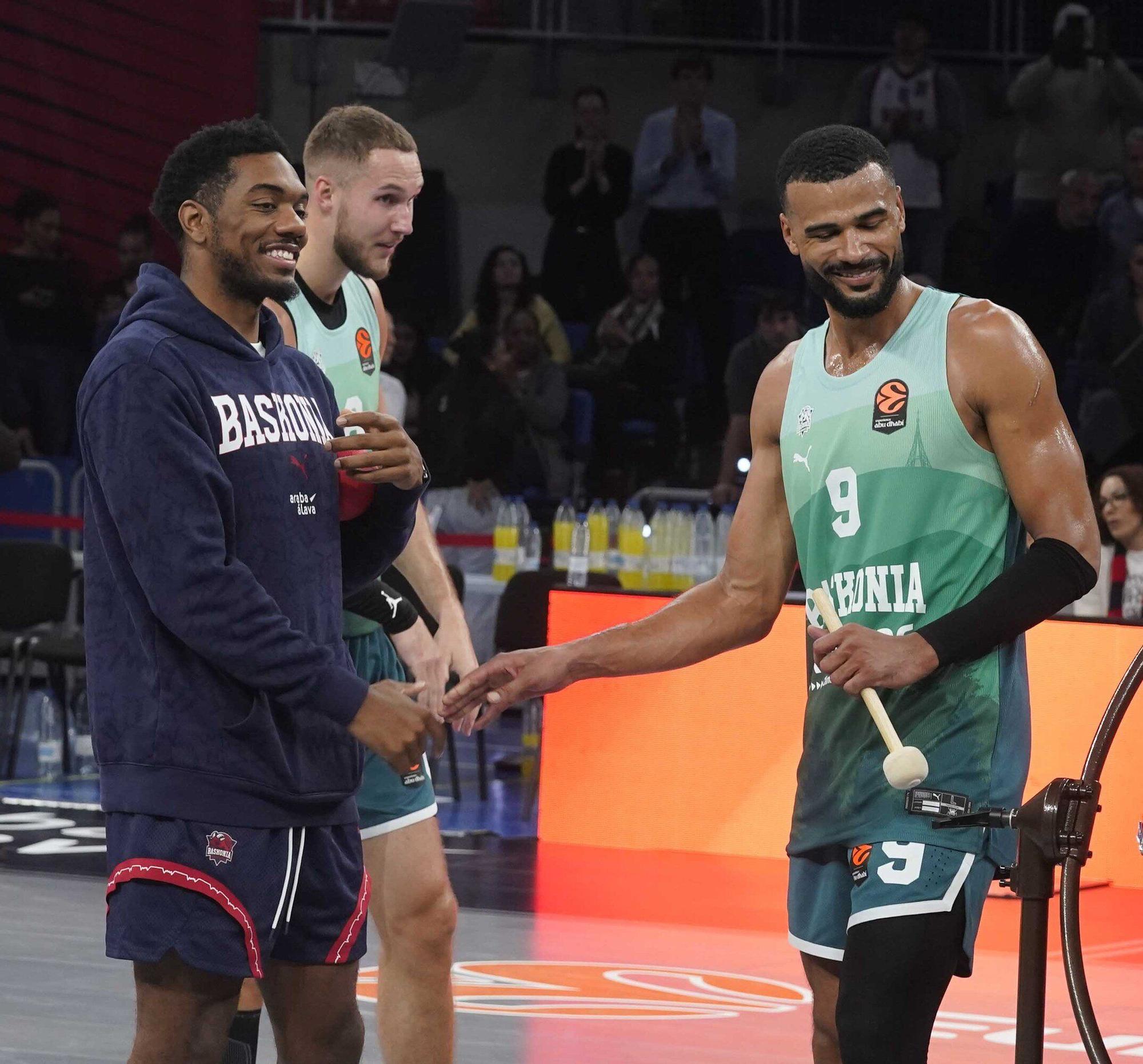 Todas las imágenes del Baskonia - Dubái (92-85)