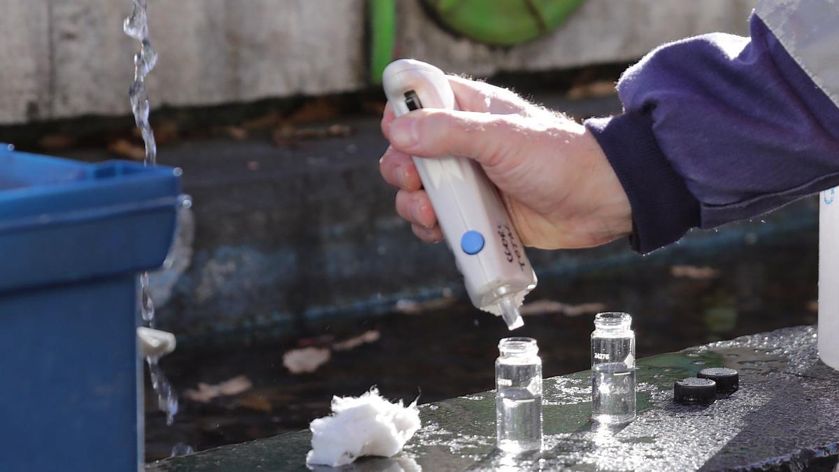 Un técnico realizando un análisis del agua de una fuente tras un brote de gastroenteritis, en una imagen de archivo.