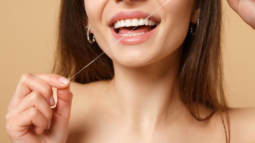 Prueban un nuevo método para inocular vacunas a través del hilo dental