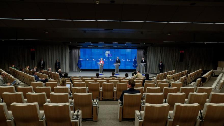 La presidenta de la Comisión Europea, Ursula Von Der Leyen, y el presidente del Consejo Europeo, Charles Michel, en una de las comparecencias por la crisis del coronavirus.