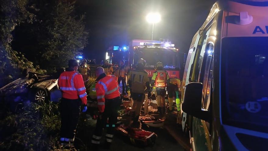 Dos jóvenes mueren al volcar su vehículo en Okondo