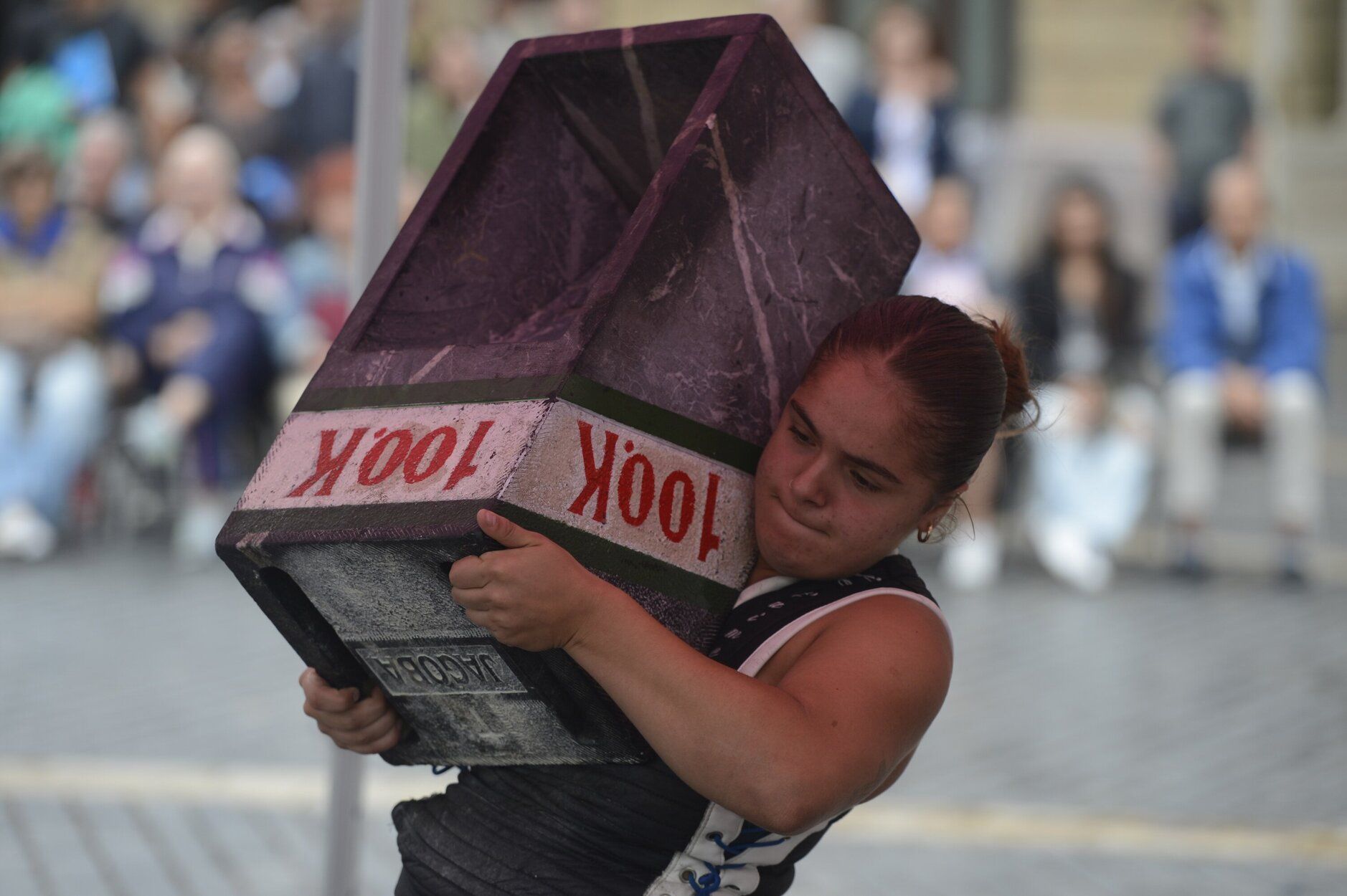 En fotos: herri kirolak en la plaza del Arriaga