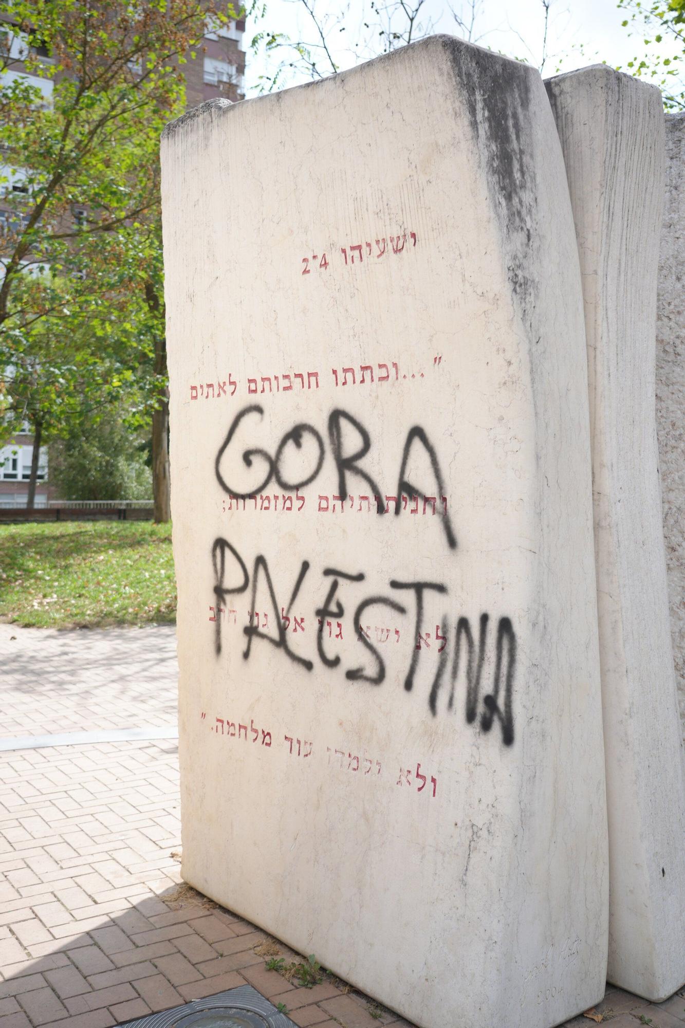 Aparecen pintadas de &quot;genocidas&quot; y &quot;Hamas mátalos&quot; sobre la escultura en memoria de la comunidad judía en Vitoria