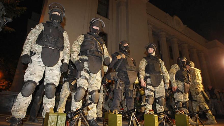 Soldados ucranianos montan guardia durante un ejercicio.