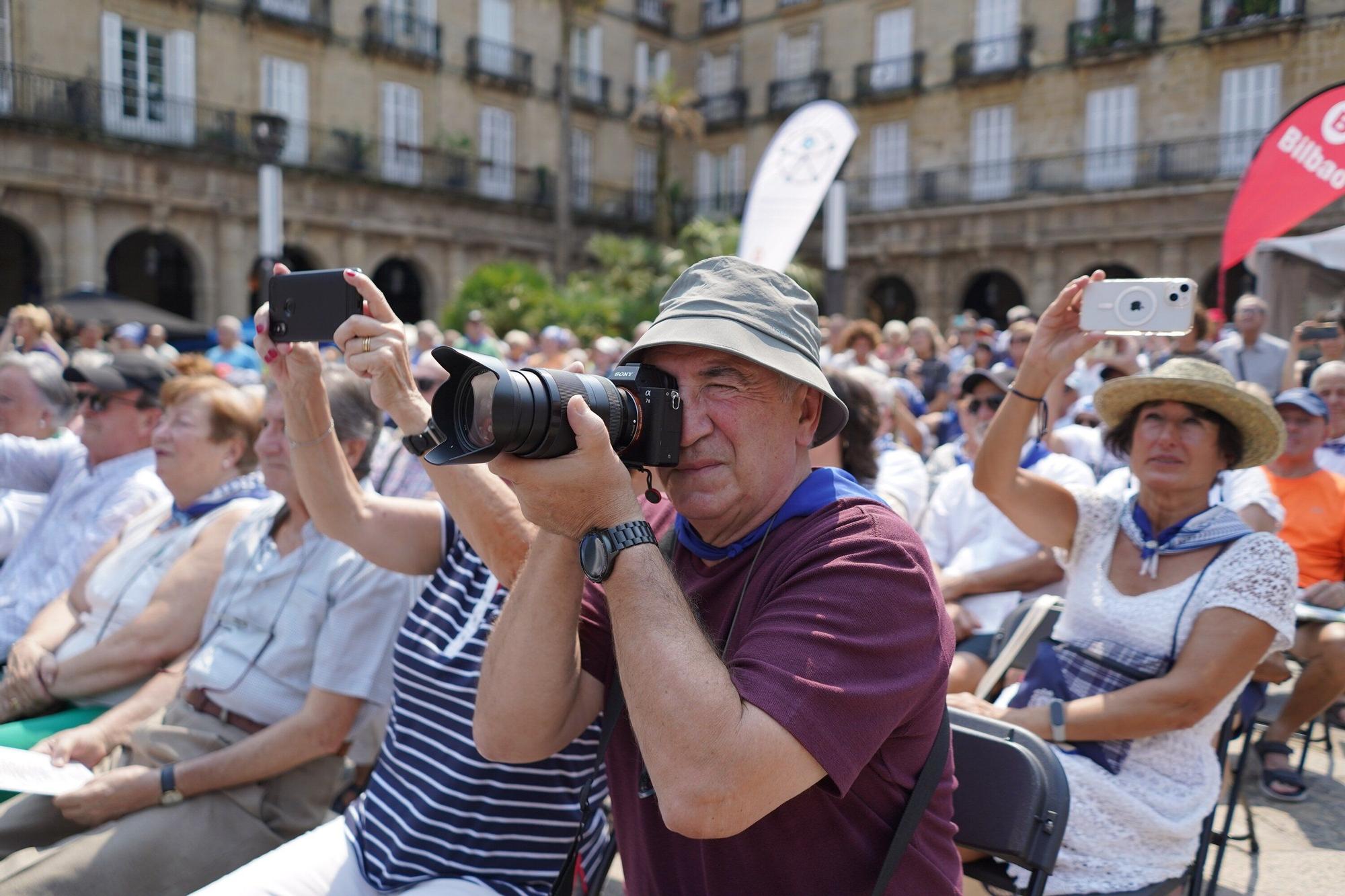 En imágenes: alarde de Txistularis en la Plaza Nueva de Bilbao por Aste Nagusia