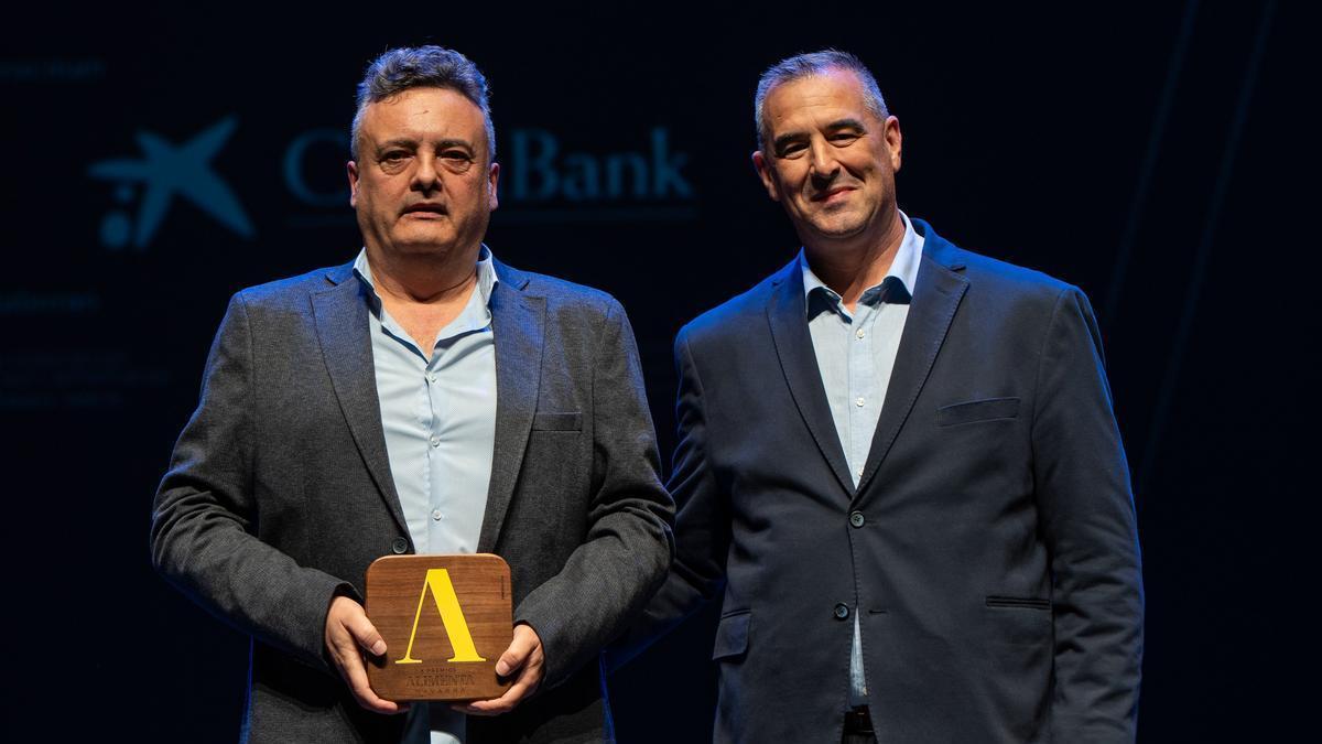 Pedro Ancizu, socio cofundador de Mula Autonomous Farming, X Premio Alimenta Navarra a la Innovación, y Rafael Loscos (AER).