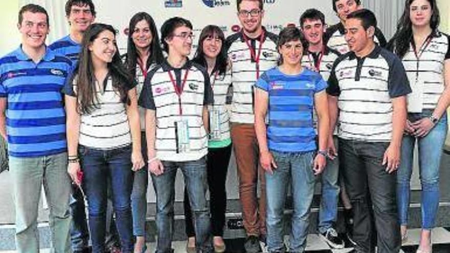 Los ocho premiados, en la sede de Basque Team en Fadura.