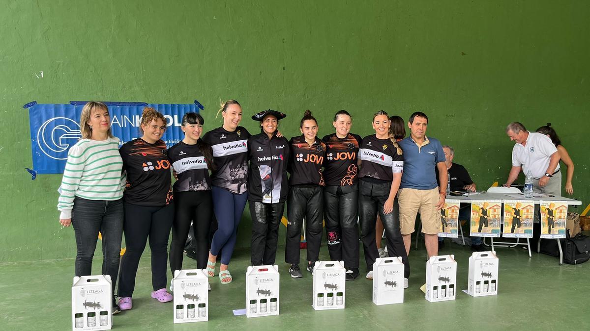 Las harrijasotzailes participantes en el Campeonato de Gipuzkoa celebrado este viernes en Aia.