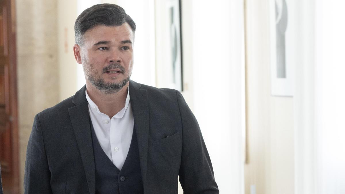 El portavoz de ERC en el Congreso, Gabriel Rufián, en los pasillos del Congreso.