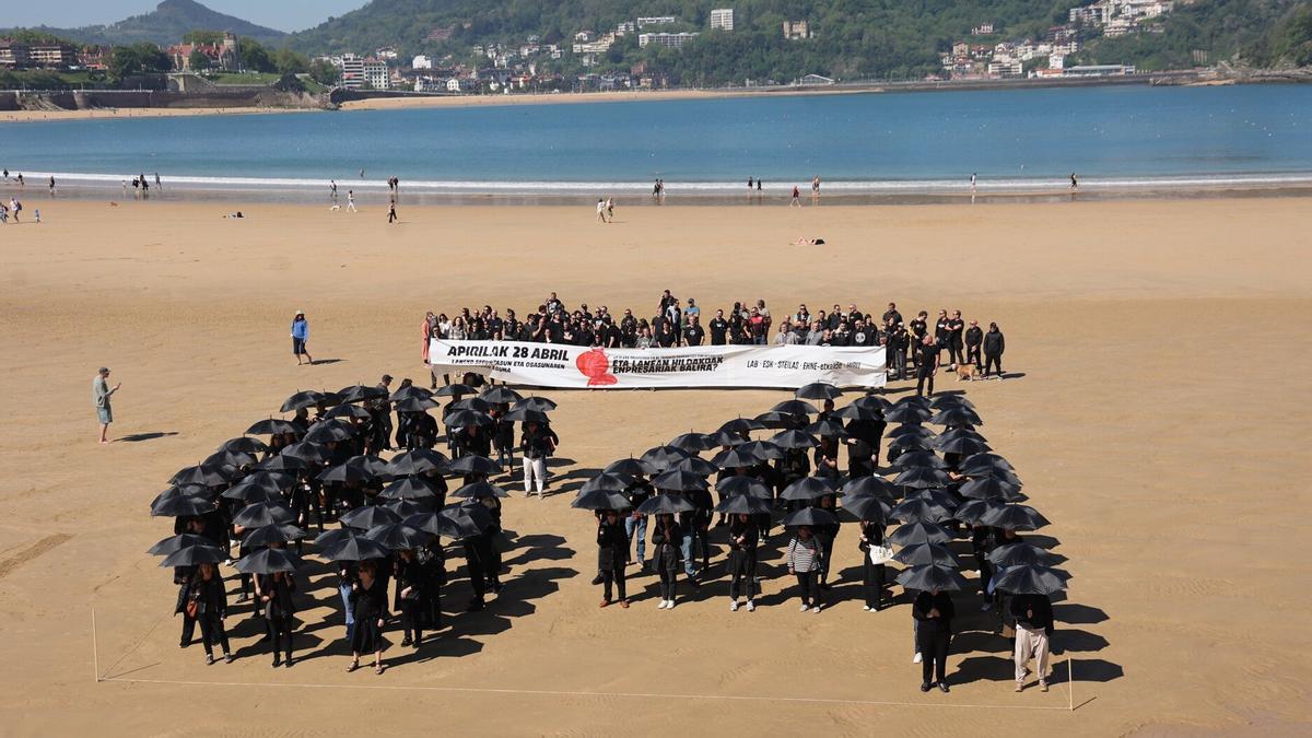 Protesta de LAB en la playa de la Concha de Donostia contra la siniestralidad laboral.