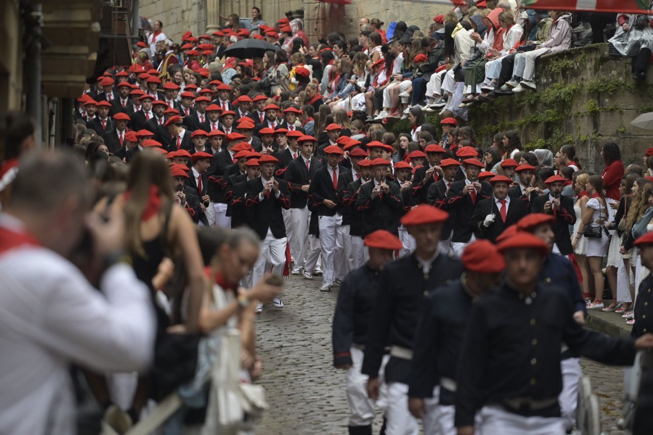 El Alarde desfila por las calles de Hondarribia