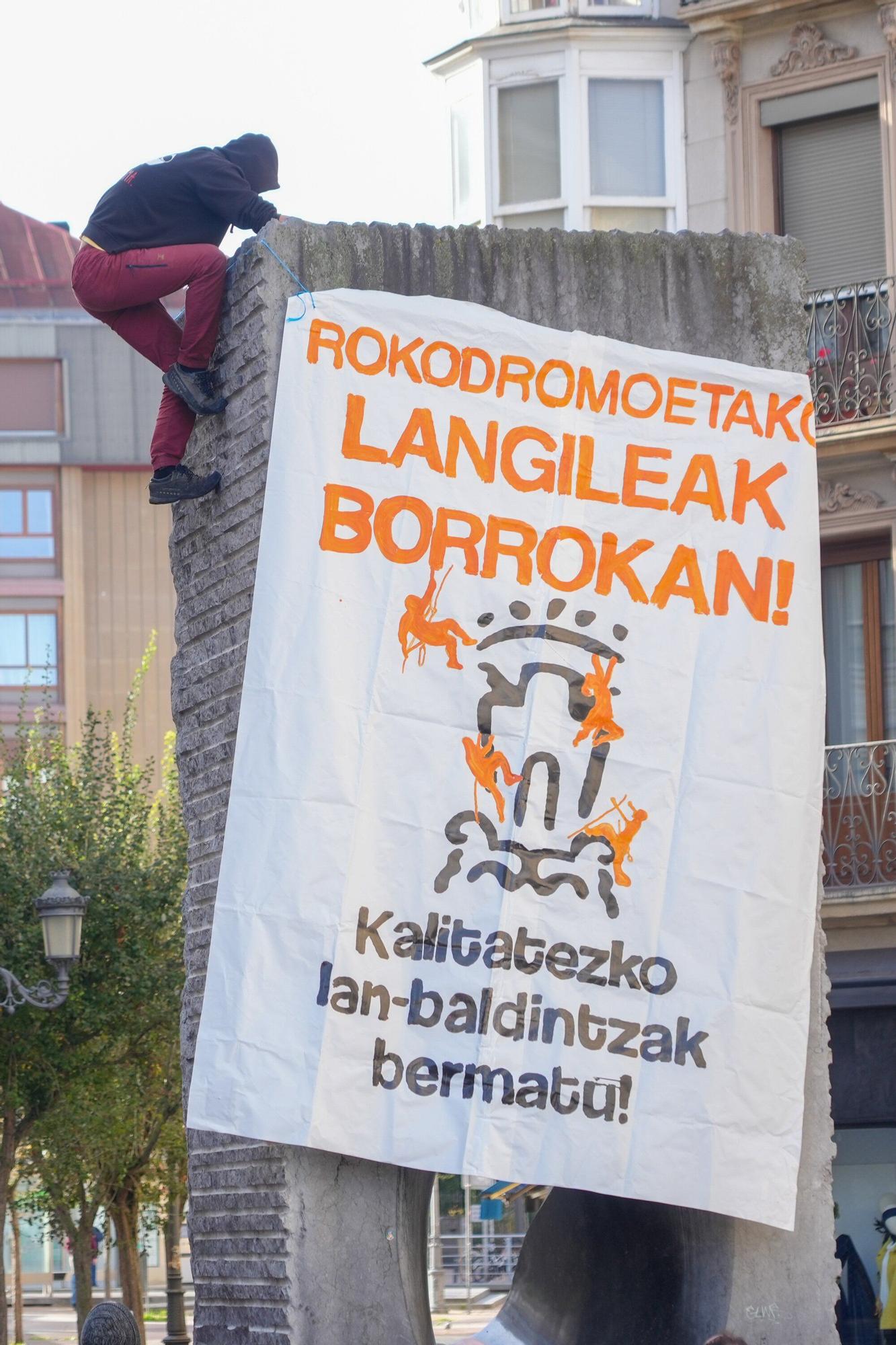 Los trabajadores de los rocódromos escalan 'La Mirada' para denunciar sus condiciones