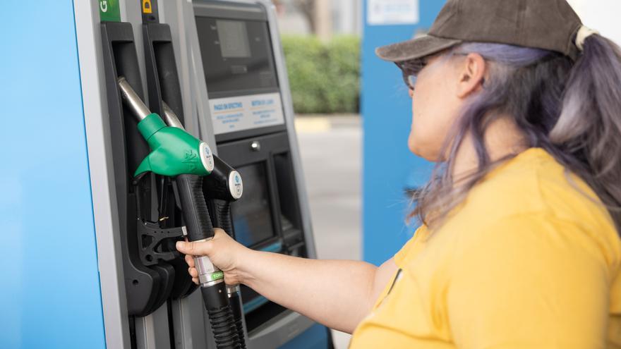 Cuerpo calcula que la rebaja fiscal en los carburantes podría suponer un ahorro de 30 euros por depósito