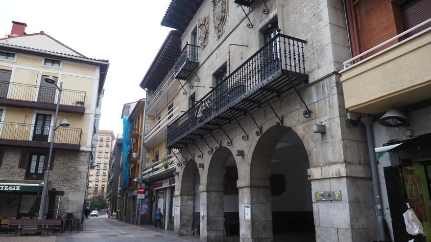 Acto en recuerdo a las víctimas de la violencia política en Deba en el Día Internacional de los Derechos Humanos