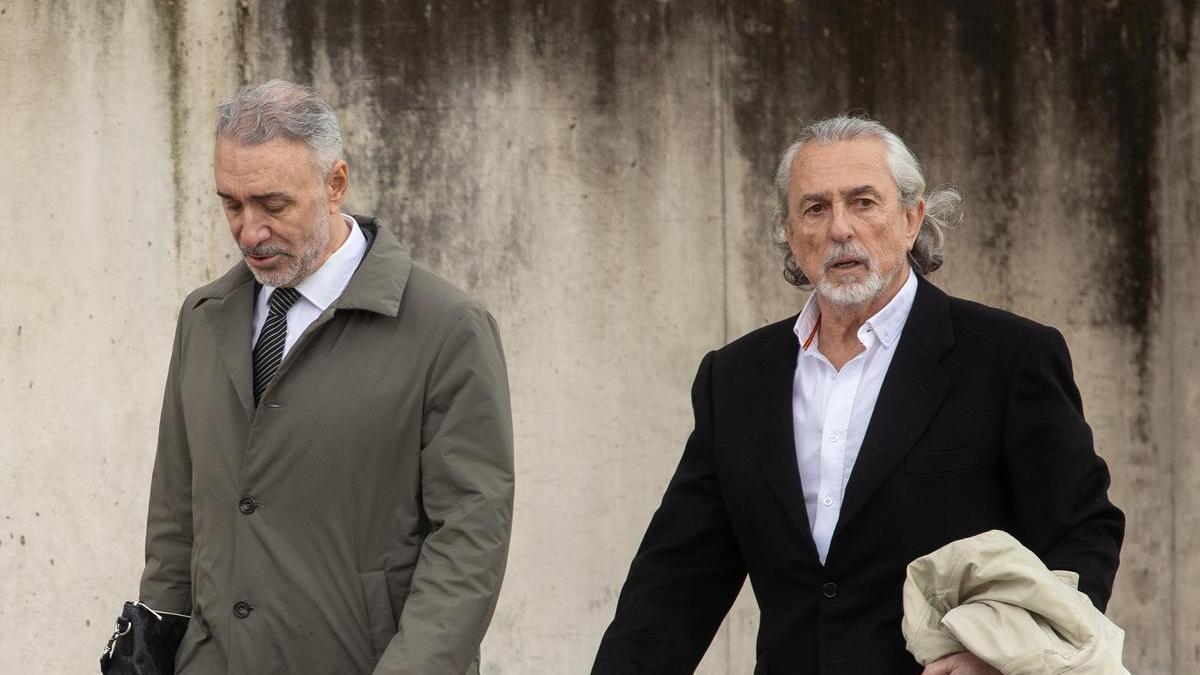 A la derecha, Francisco Correa acude a la Audiencia Nacional en compañía de su abogado.