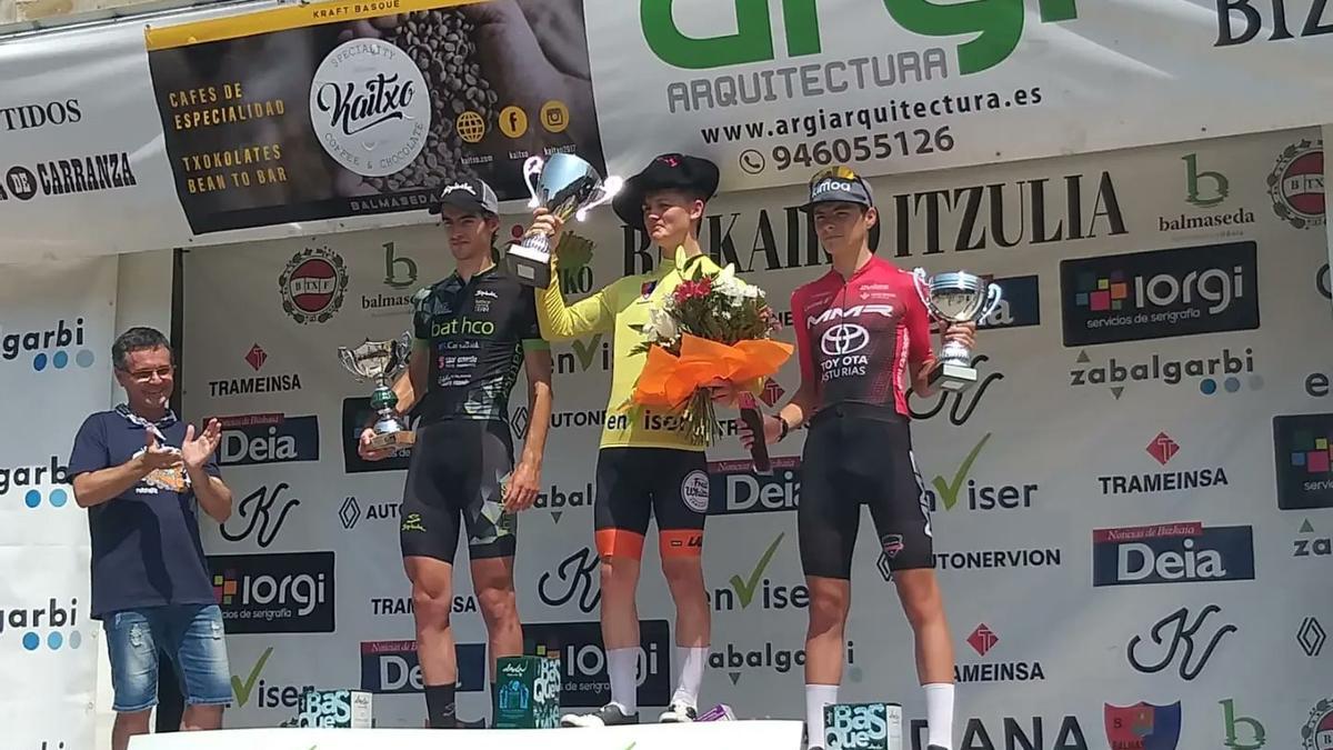 Thomas Smith, vestido de amarillo en lo más alto del podio tras ganar la Bizkaiko Itzulia.