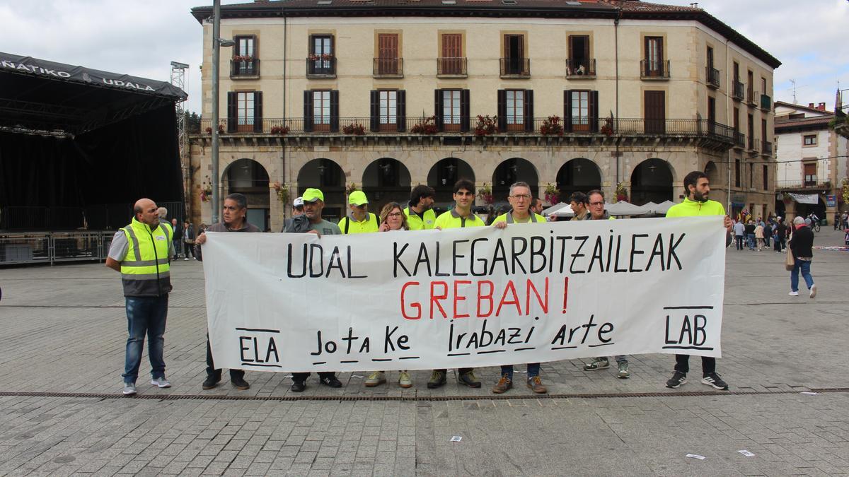 Una de las concentraciones llevadas a cabo por los trabajadores de la limpieza viaria durante la huelga. Una de las concentraciones llevadas a cabo por los trabajadores de la limpieza viaria durante la huelga.