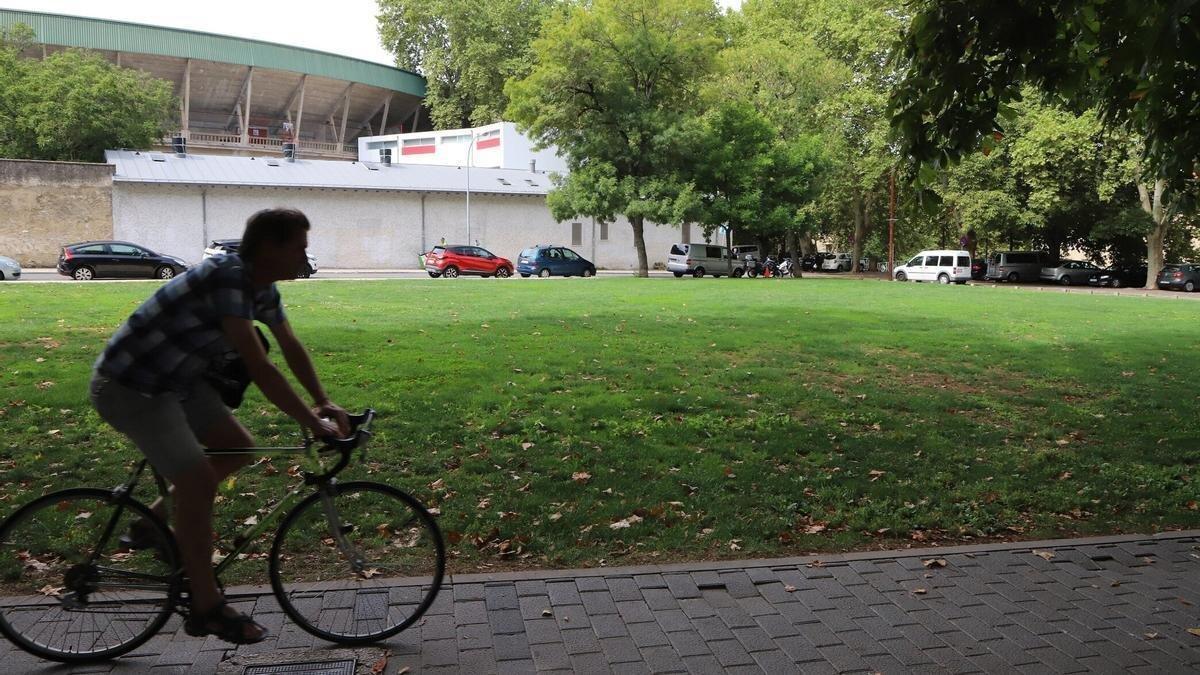 Un ciclista pasea junto a la parcela donde se levantará el Centro de Interpretación de la Pelota Vasca, en la trasera de la Plaza de Toros.