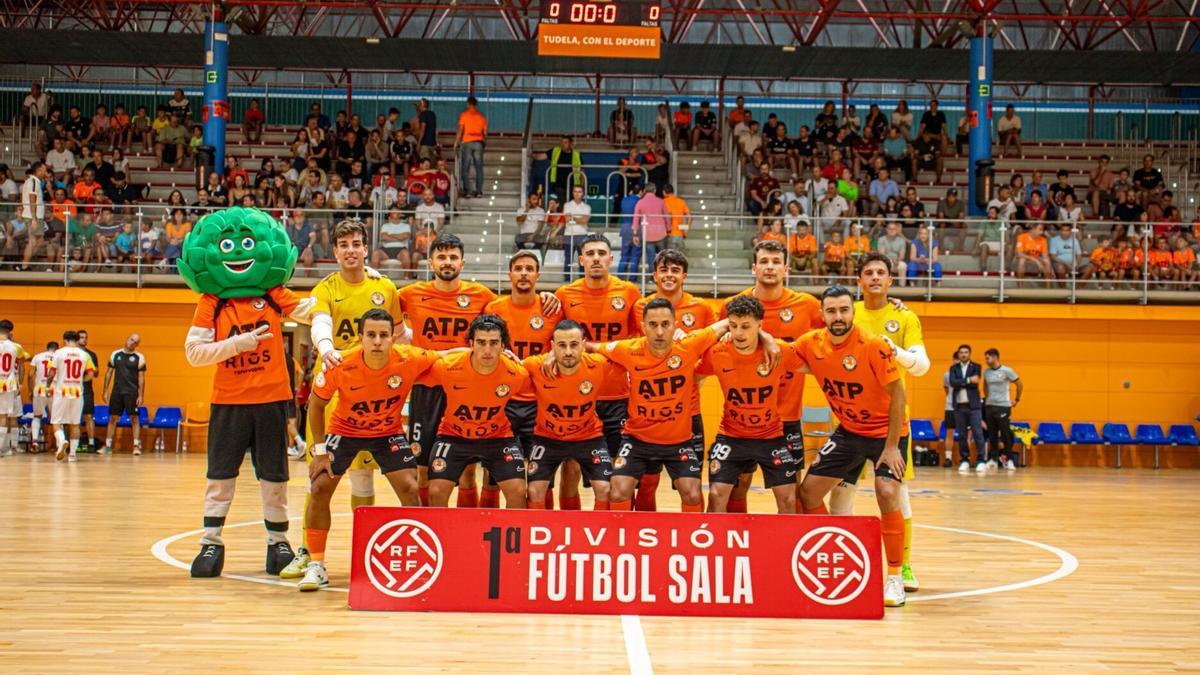 La plantilla del ATP Iluminación Ribera Navarra, en los momentos previos a un choque.