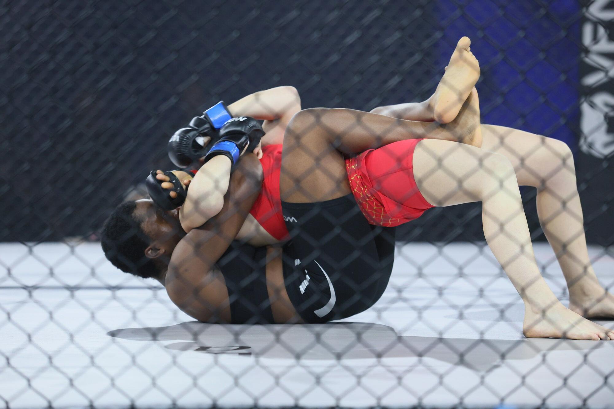 En imágenes: El Buesa se rinde al MMA con Topuria como estrella