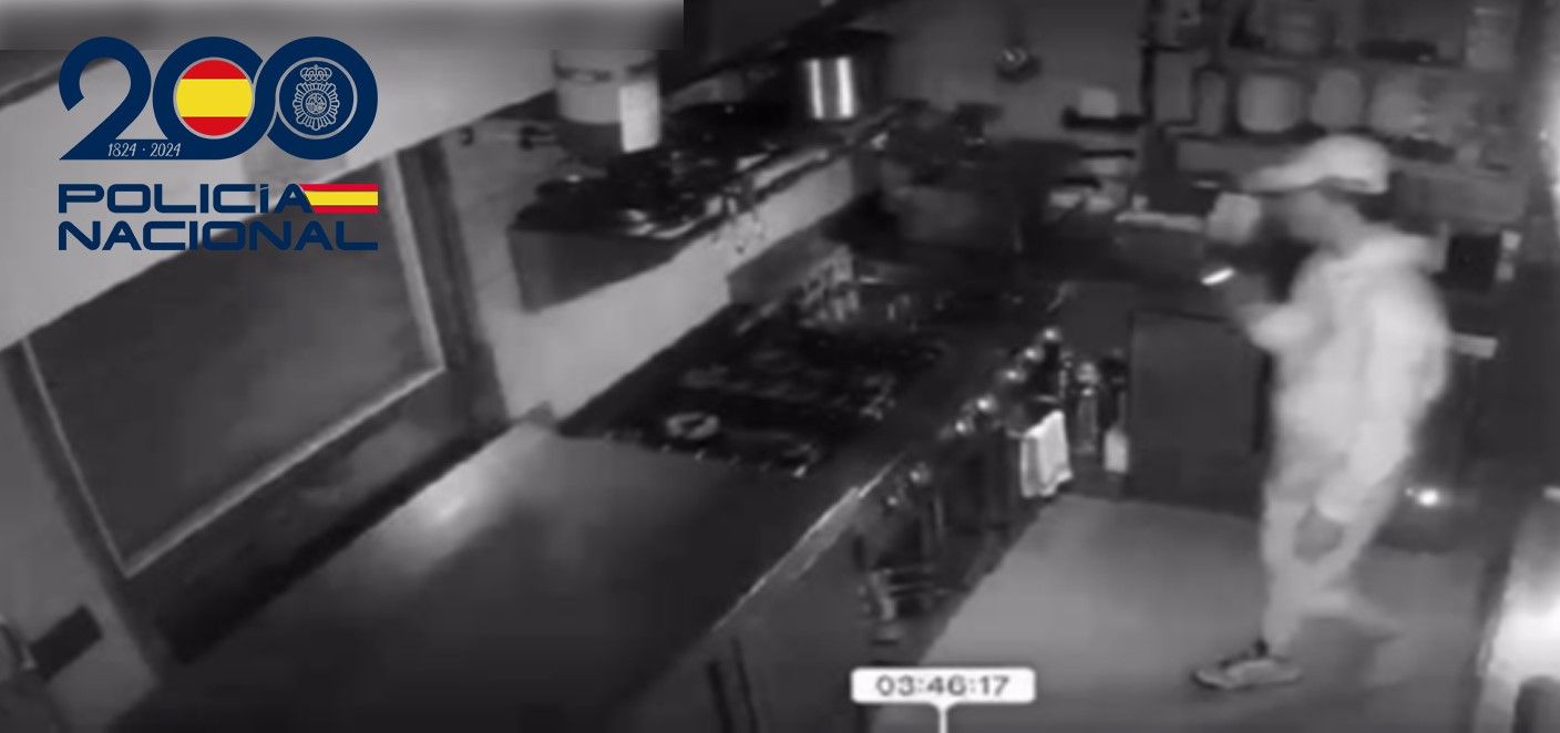 El ladrón, registrando las cocinas del bar.