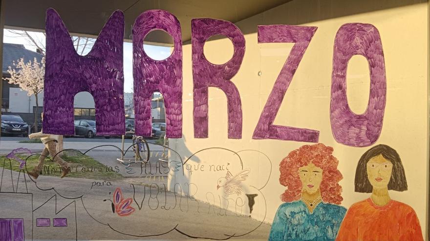 Los centros cívicos se ‘visten’ de morado para festejar el 8M