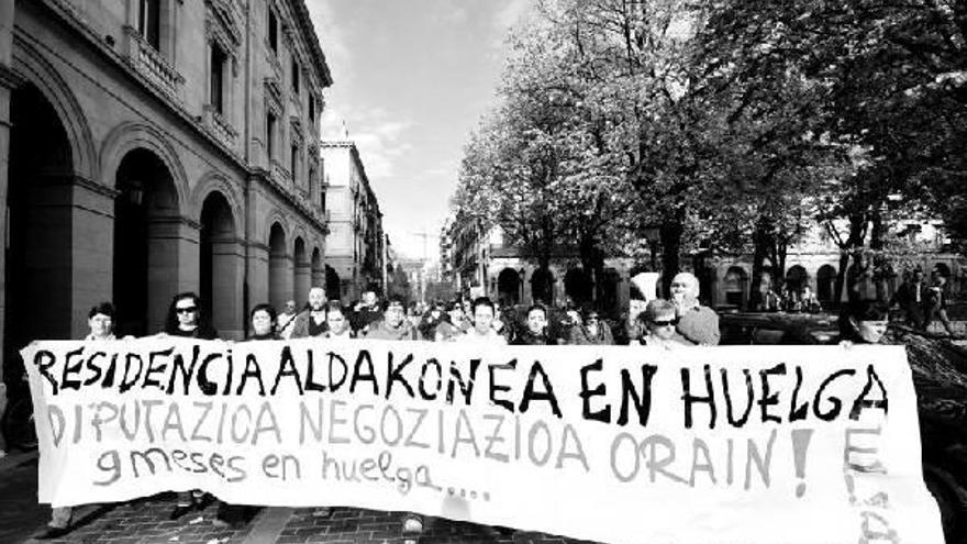 Los trabajadores de la residencia Aldakonea manifestándose en Donostia en noviembre del año pasado.