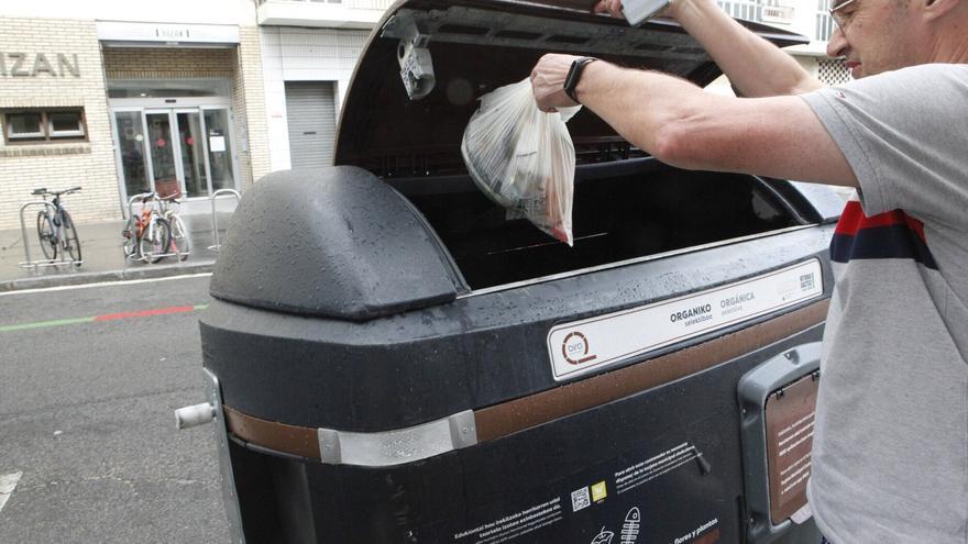 Vitoria estudia sustituir los buzones naranjas de basura orgánica por contenedores marrones en los nuevos barrios