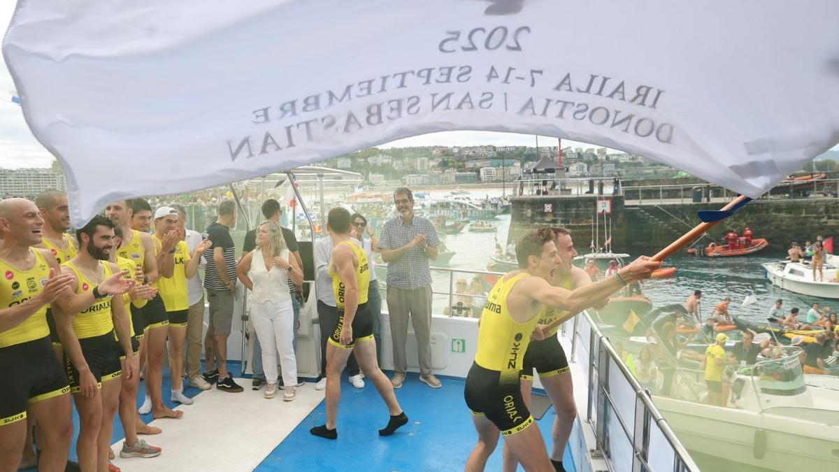 Los remeros de Orio celebran, en el barco Ciudad de San Sebastián, el triunfo en la Bandera de La Concha.