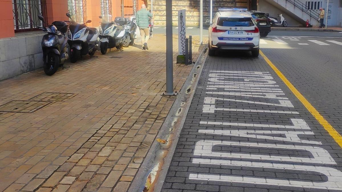 Vehículo de la Policía Municipal de Eibar, estacionado junto a la casa consistorial.
