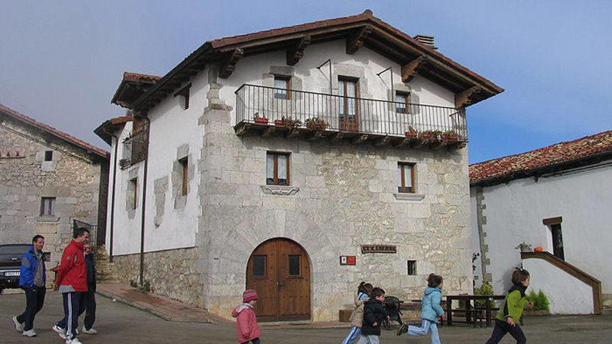 Niños juegan frente a una casa rural de Goldaratz.