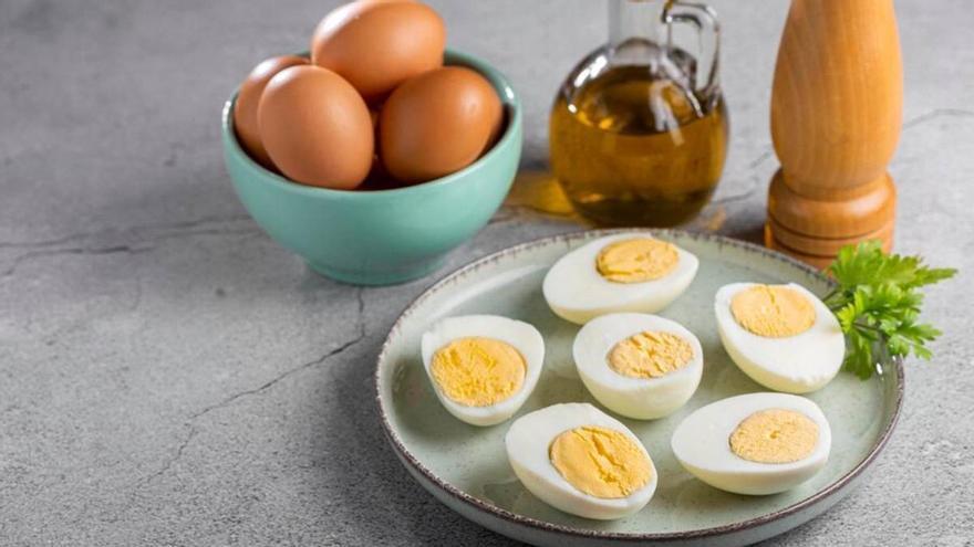 Adiós a la cáscara en los huevos cocidos: el truco de la chincheta para pelarlos a la primera