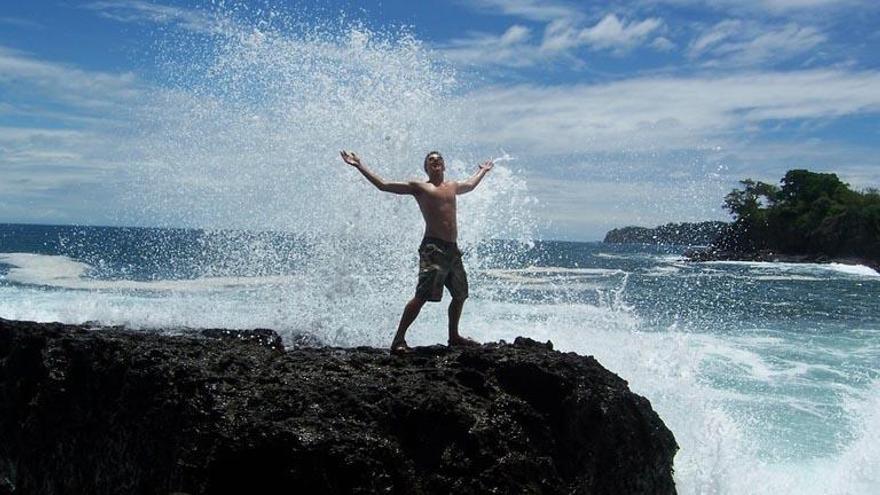 Un hombre disfruta de las olas