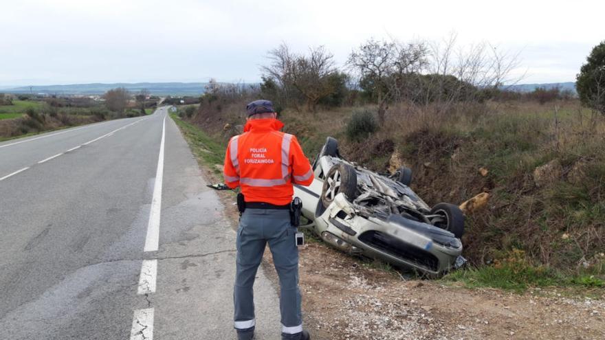 Dos heridos al salirse de la vía y volcar en Dicastillo