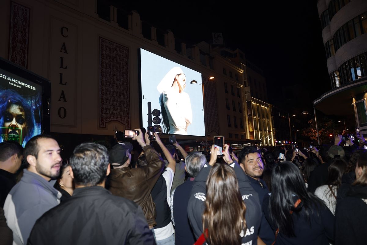 Rosalía presenta su disco en las pantallas de Callao y desaparece entre miles de fans