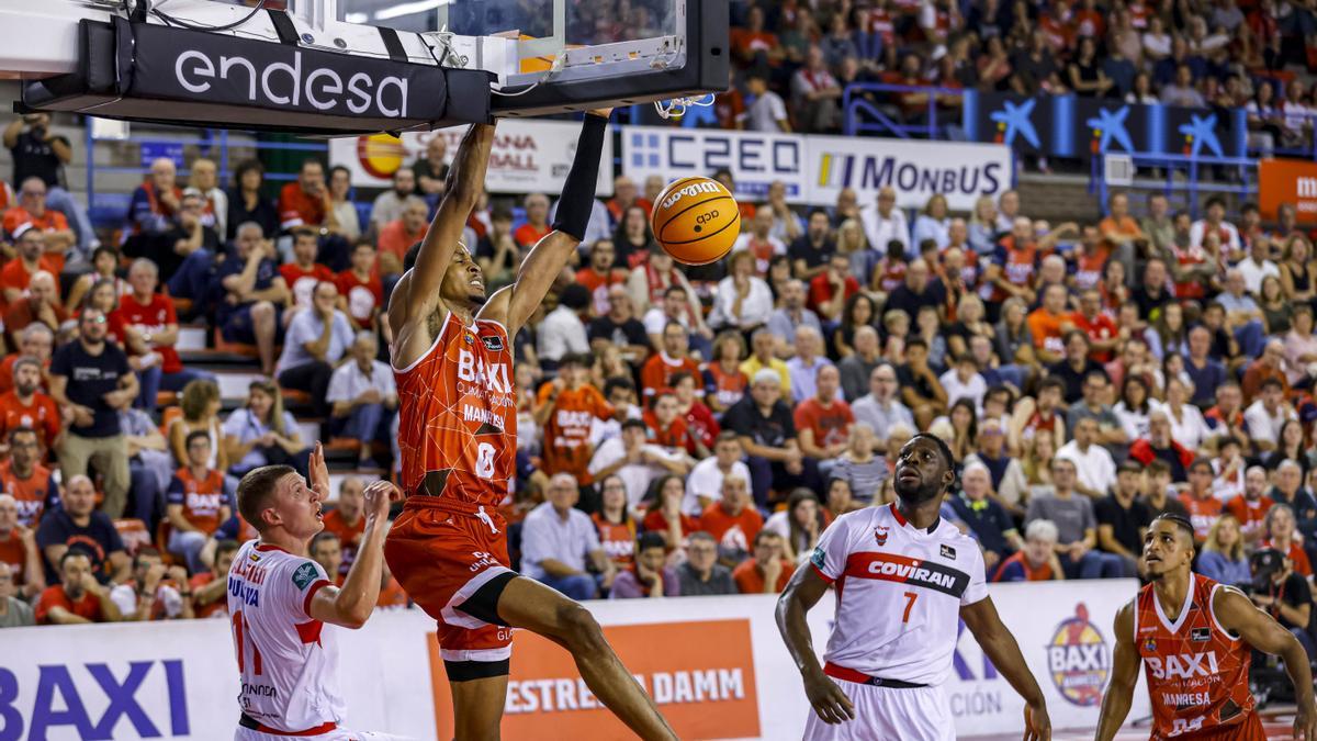 Akobundu acaba en un mate espectacular. Akobundu acaba en un mate espectacular.