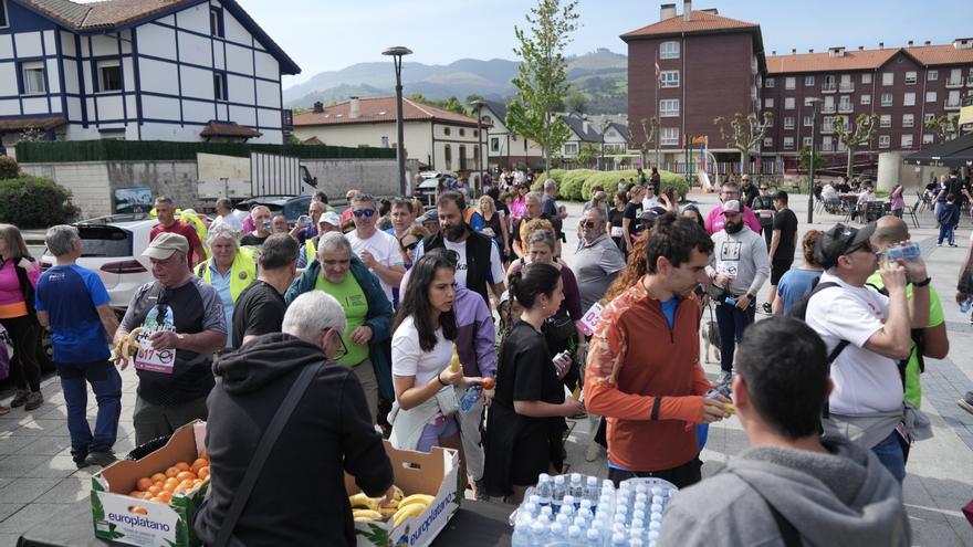 La Herri Martxa de Abanto reúne a más de 400 personas