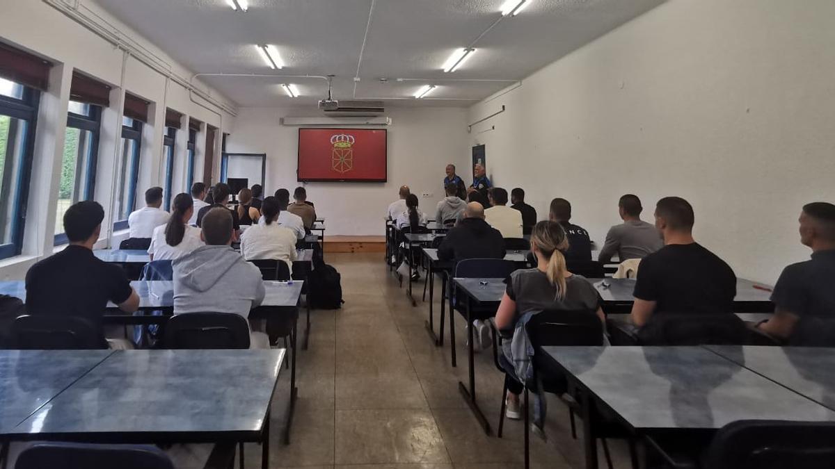 Imagen del inicio de la formación impartida en la Escuela de Seguridad de Navarra.