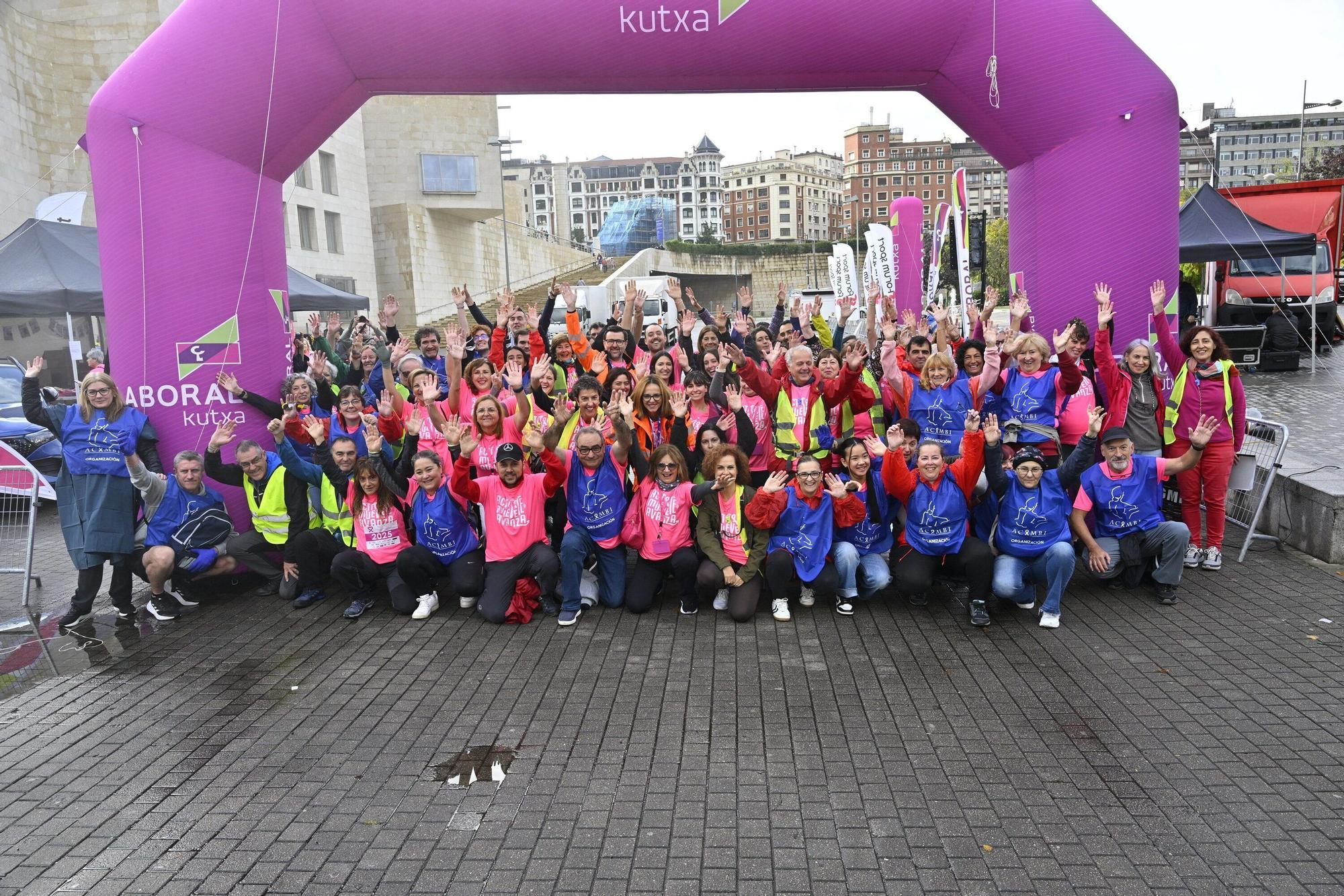 En imágenes: los paraguas tiñen la marea rosa de Bilbao
