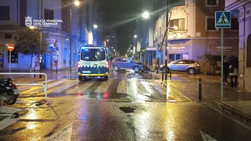 Aparatoso accidente con daños materiales pero sin heridos en el Ensanche de Pamplona