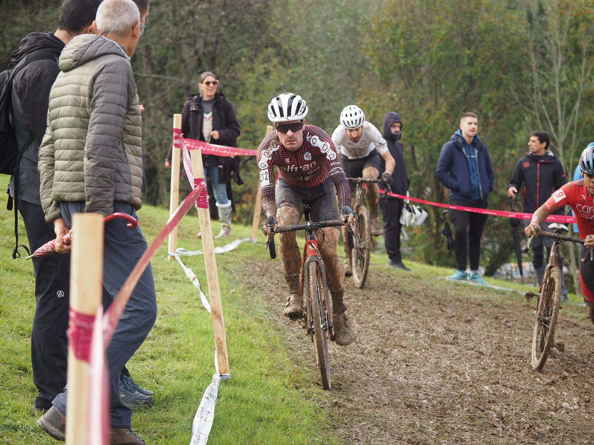 El barro se sumó al espectáculo de ciclocross en Elgoibar
