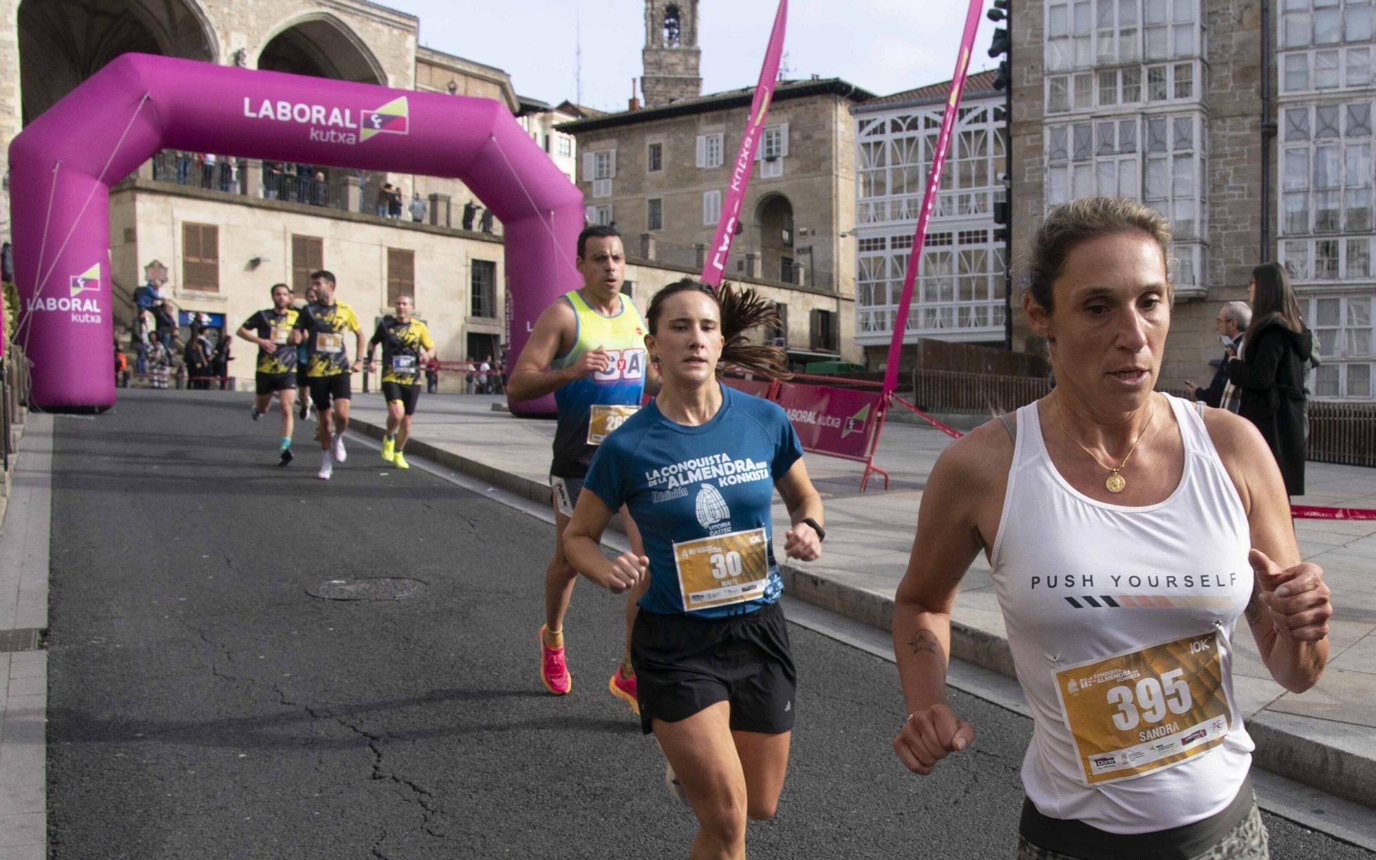 En imágenes: Un millar de corredores atraviesan la almendra
