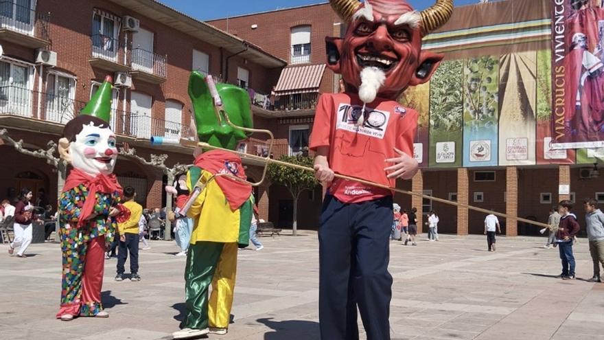 El nuevo cabezudo de Andosilla, un homenaje al centenario Club Deportivo River Ega