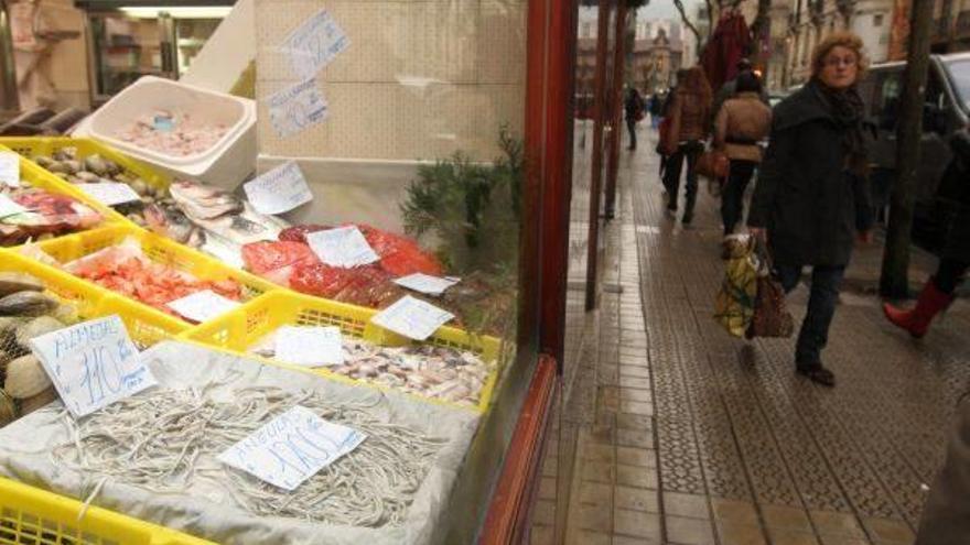 Angulas a la venta en una pescadería bilbaina las pasadas navidades