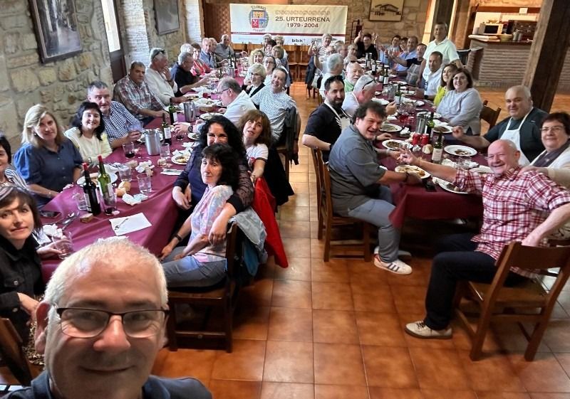 Una animada comida en el Txoko Soloarte