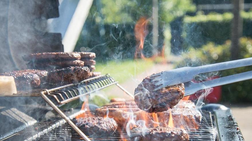 La barbacoa portátil de Decathlon que está arrasando este verano: pesa 2 kg, cuesta menos de 50 € y cabe en una mochila