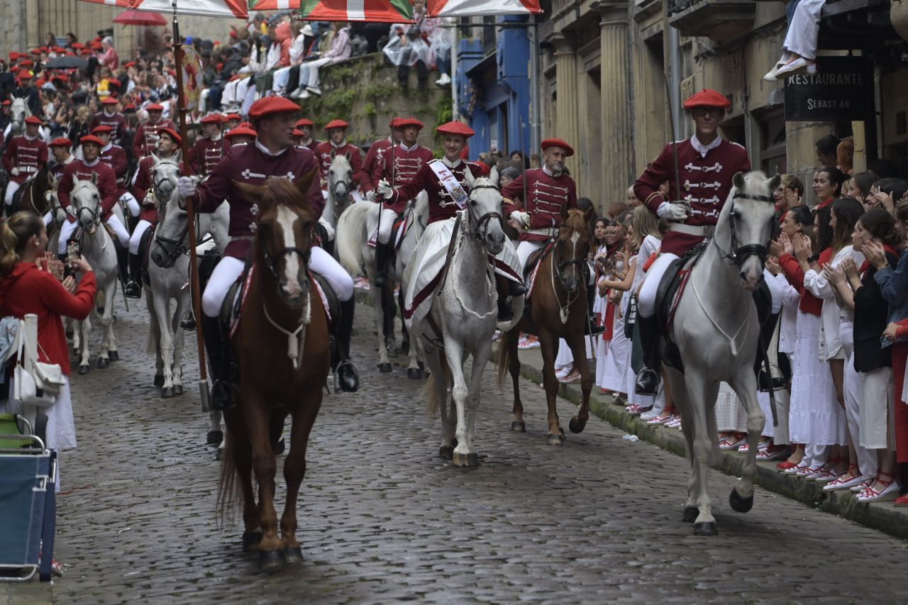 El Alarde desfila por las calles de Hondarribia