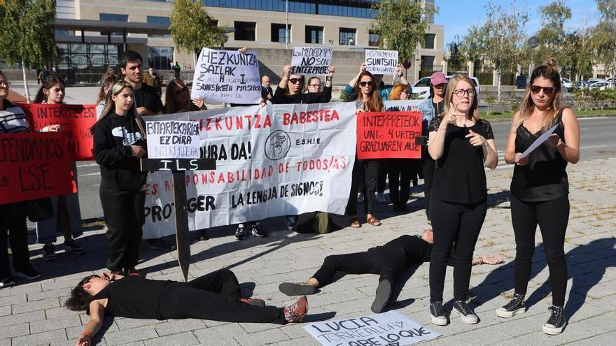 Intérpretes vascos de lengua de signos piden a Educación que acepte su titulación