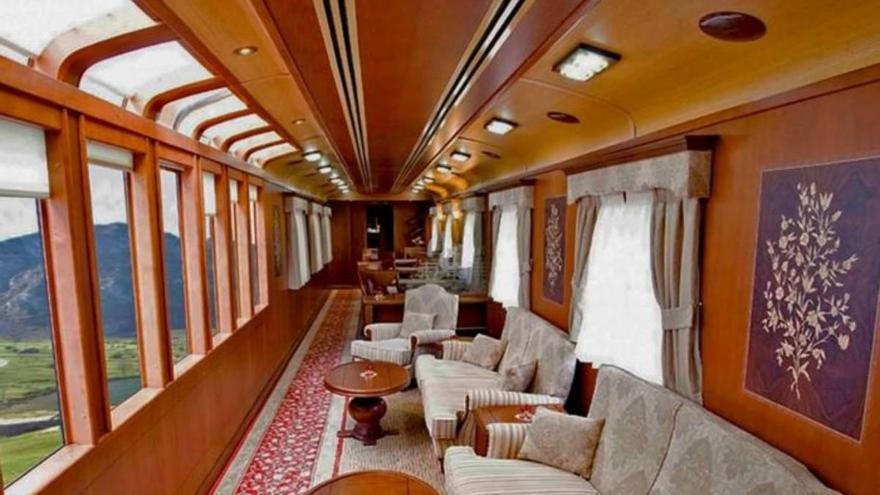 El tren más bonito del mundo sale desde Donostia: te traslada al siglo XX en una experiencia de lujo